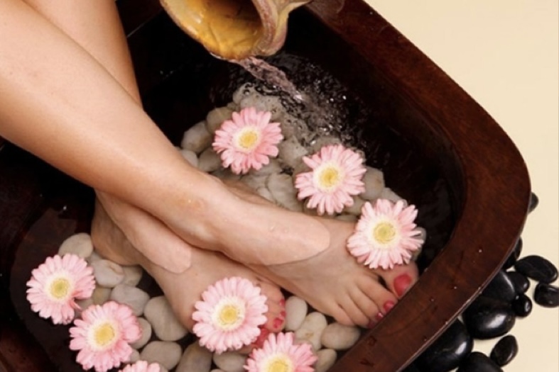 Massage chân bấm huyệt: Xua tan mệt mỏi từ đôi bàn chân