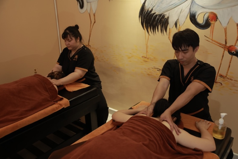 Massage Aroma tinh dầu: Liệu pháp hương thơm thư giãn tinh thần